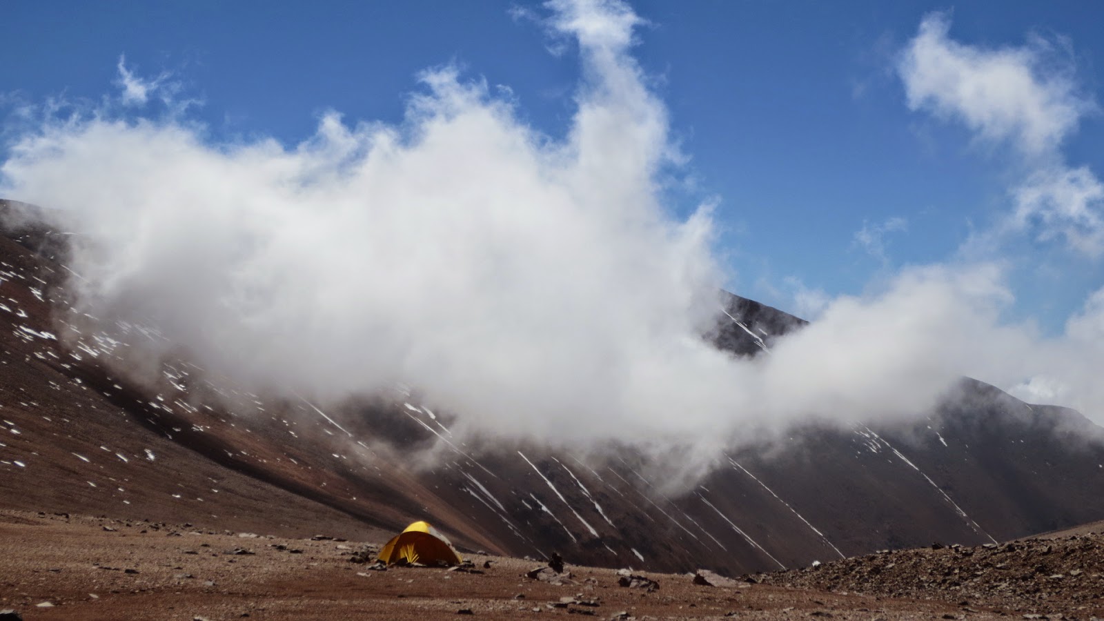 Personas formándose en técnicas glaciares sobre un glaciar rodeado de picos nevados bajo cielo azul, ambiente sereno